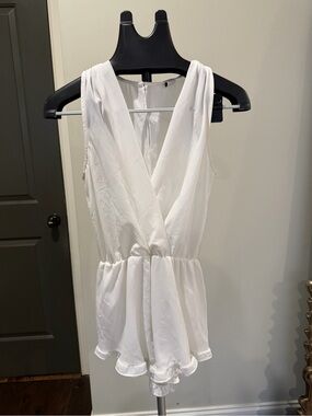 GIBIU White Sleeveless Surplice V-Neck Peplum Romper Size Small